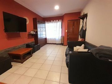 CARAPACHAY -IMPECABLE DÚPLEX DE 4 AMB CON COCHERA Y JARDÍN!!