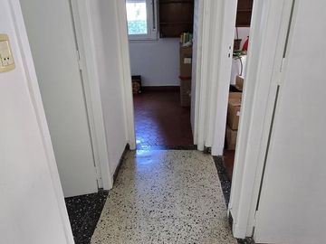 CASA (EN PH) DE 3 AMBIENTES EN PLANTA BAJA CON PATIO, COCHERA Y TERRAZA EN VENTA. OLIVOS