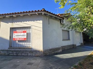 CASA (EN PH) DE 3 AMBIENTES EN PLANTA BAJA CON PATIO, COCHERA Y TERRAZA EN VENTA. OLIVOS