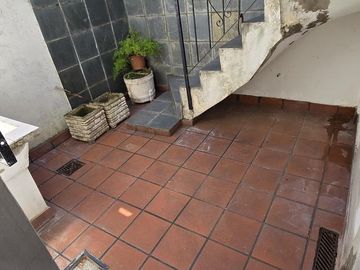 CASA (EN PH) DE 3 AMBIENTES EN PLANTA BAJA CON PATIO, COCHERA Y TERRAZA EN VENTA. OLIVOS