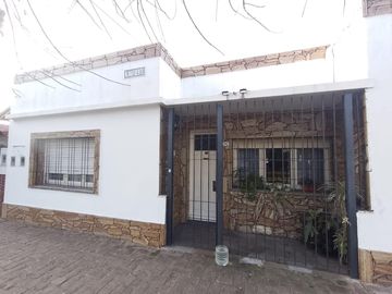 CASA 4 AMB EXCELENTE UBICACION