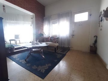 CASA 4 AMB EXCELENTE UBICACION