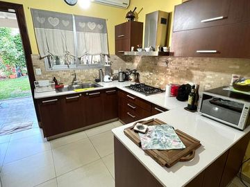 Casa 3 ambientes con jardín en venta, hermosa zona de Ituzaingó Norte