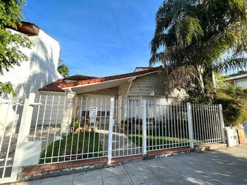 Casa 3 ambientes con jardín en venta, hermosa zona de Ituzaingó Norte