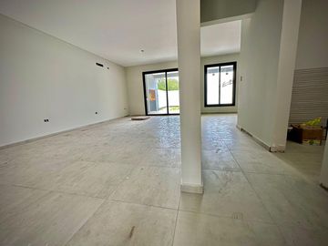 Duplex a Estrenar en Venta de 2 Dormitorios, Distrito Sur