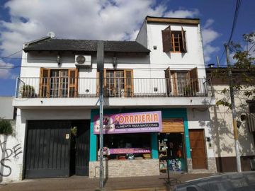 Casa en venta - 4 Dormitorios 3 Baños - Cochera - 300Mts2 - Cañuelas