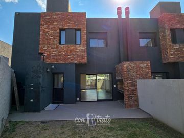 Casa en Granja de Funes 3 dormitorios dos baños a estrenar. APTO CREDITO
