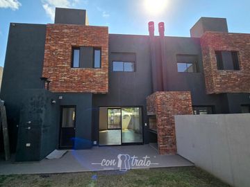 Casa en Granja de Funes 3 dormitorios dos baños a estrenar. APTO CREDITO