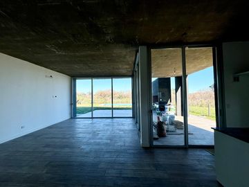 VENTA DE CASA EN SAN SEBASTIAN - AREA 2 GOLF - 4 AMBIENTES