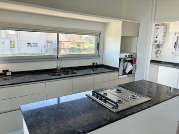VENTA DE CASA EN SAN SEBASTIAN - AREA 2 GOLF - 4 AMBIENTES