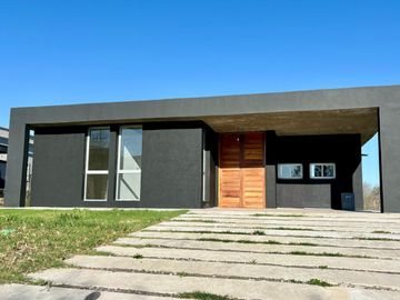 VENTA DE CASA EN SAN SEBASTIAN - AREA 2 GOLF - 4 AMBIENTES