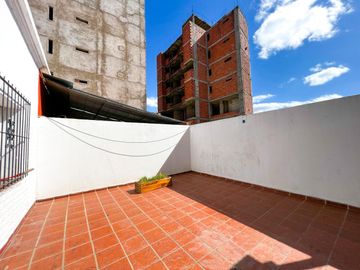 APTO BANCOR! A mtrs. Nva. Cba. - Casa Planta Alta TERRAZA CON ASADOR! 2D mas escritorio 2B.