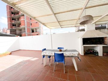 APTO BANCOR! A mtrs. Nva. Cba. - Casa Planta Alta TERRAZA CON ASADOR! 2D mas escritorio 2B.