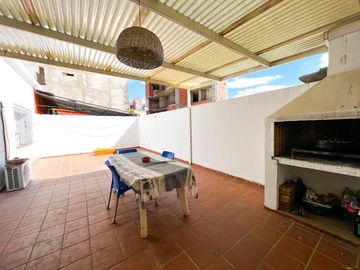 APTO BANCOR! A mtrs. Nva. Cba. - Casa Planta Alta TERRAZA CON ASADOR! 2D mas escritorio 2B.