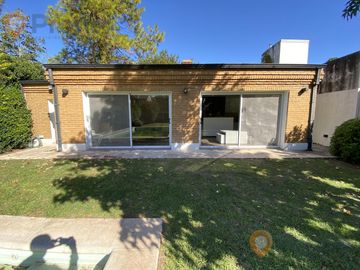 CASA 3 DORMITORIOS CON PILETA EN FISHERTON