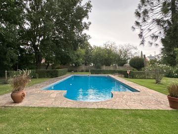 VENTA - Terreno de 1000 m2 con piscina semi olímpica en zona residencial de Ezeiza