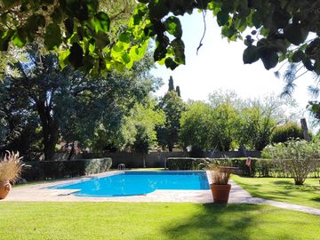VENTA - Terreno de 1000 m2 con piscina semi olímpica en zona residencial de Ezeiza