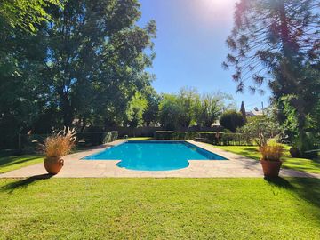 VENTA - Terreno de 1000 m2 con piscina semi olímpica en zona residencial de Ezeiza