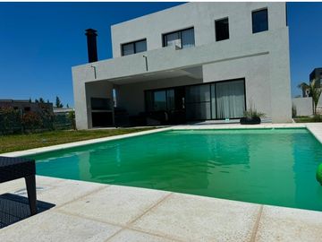 Casa en Venta de Estilo Moderno - 5 AMB en Vila Marina II