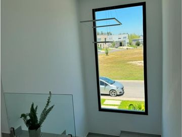 Casa en Venta de Estilo Moderno - 5 AMB en Vila Marina II