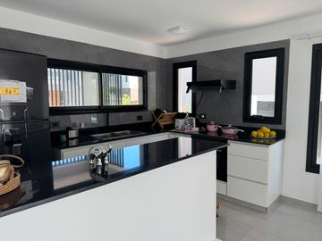 Casa en Venta de Estilo Moderno - 5 AMB en Vila Marina II