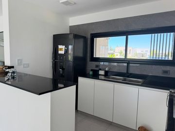Casa en Venta de Estilo Moderno - 5 AMB en Vila Marina II