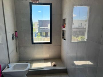 Casa en Venta de Estilo Moderno - 5 AMB en Vila Marina II