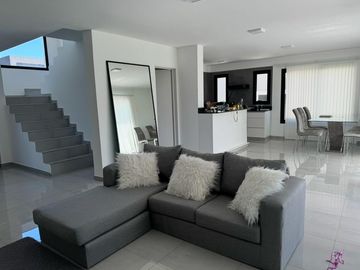 Casa en Venta de Estilo Moderno - 5 AMB en Vila Marina II