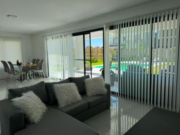 Casa en Venta de Estilo Moderno - 5 AMB en Vila Marina II