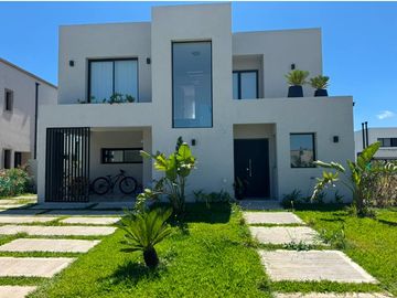 Casa en Venta de Estilo Moderno - 5 AMB en Vila Marina II