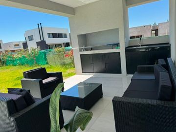 Casa en Venta de Estilo Moderno - 5 AMB en Vila Marina II