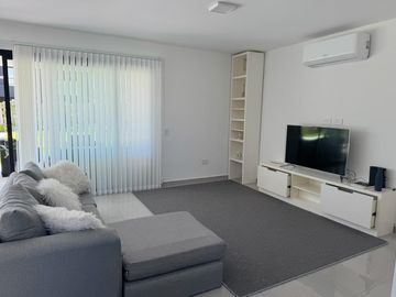 Casa en Venta de Estilo Moderno - 5 AMB en Vila Marina II