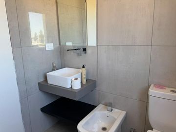 Casa en Venta de Estilo Moderno - 5 AMB en Vila Marina II
