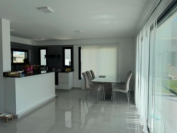 Casa en Venta de Estilo Moderno - 5 AMB en Vila Marina II