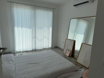 Casa en Venta de Estilo Moderno - 5 AMB en Vila Marina II