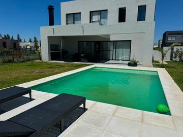 Casa en Venta de Estilo Moderno - 5 AMB en Vila Marina II