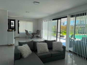 Casa en Venta de Estilo Moderno - 5 AMB en Vila Marina II