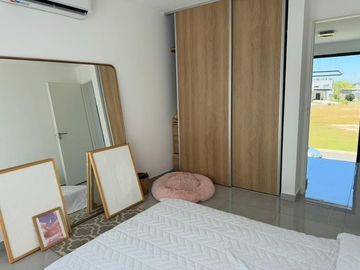 Casa en Venta de Estilo Moderno - 5 AMB en Vila Marina II