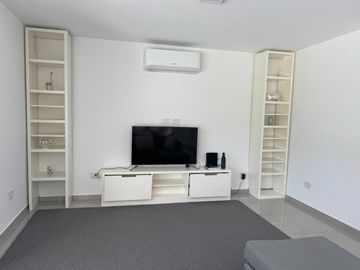 Casa en Venta de Estilo Moderno - 5 AMB en Vila Marina II
