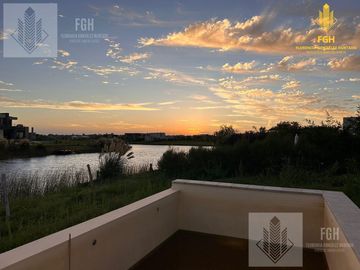 Casa en venta 5 amb a la laguna en Naudir Escobar