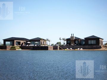 Casa en venta 5 amb a la laguna en Naudir Escobar