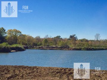 Casa en venta 5 amb a la laguna en Naudir Escobar