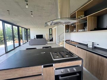 Casa en venta 5 amb a la laguna en Naudir Escobar