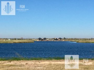 Casa en venta 5 amb a la laguna en Naudir Escobar