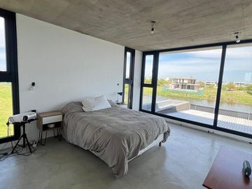 Casa en venta 5 amb a la laguna en Naudir Escobar