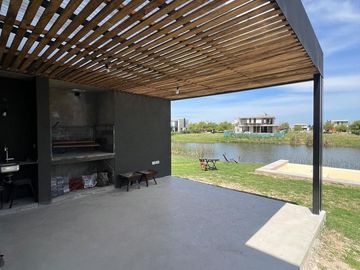 Casa en venta 5 amb a la laguna en Naudir Escobar