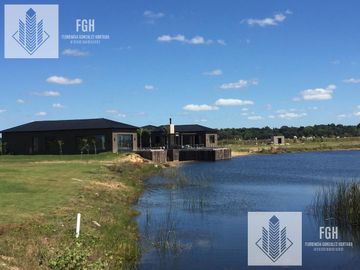 Casa en venta 5 amb a la laguna en Naudir Escobar