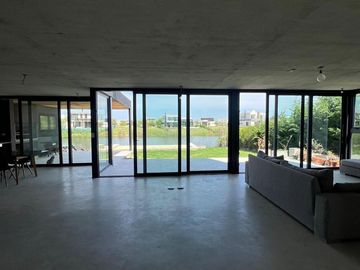 Casa en venta 5 amb a la laguna en Naudir Escobar
