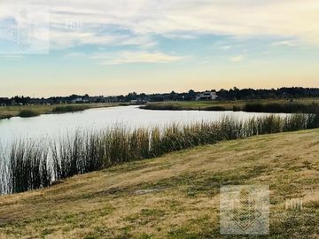 Casa en venta 5 amb a la laguna en Naudir Escobar
