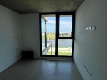 Casa en venta 5 amb a la laguna en Naudir Escobar